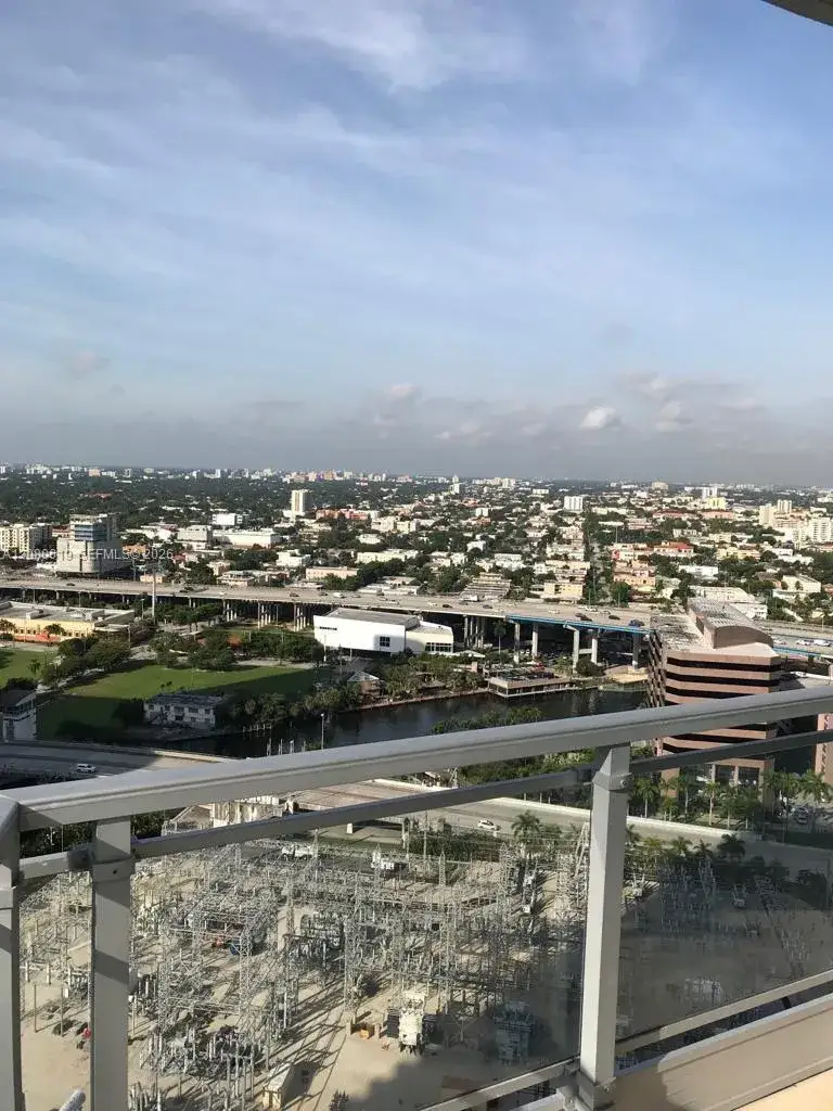 2 bedroom 2 bath Residential Lease for rent at 90 SW 3rd St # 2911, Miami FL 33130