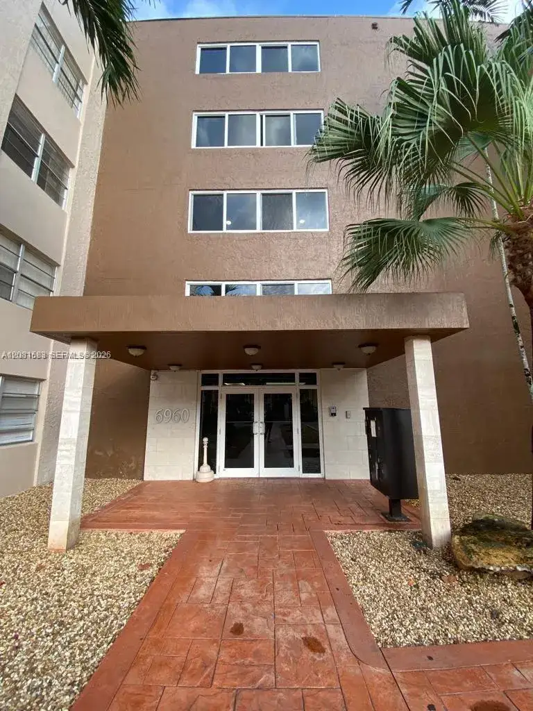 2 bedroom 1 bath Residential Lease for rent at 6960 NW 186th St # 131, Hialeah FL 33015
