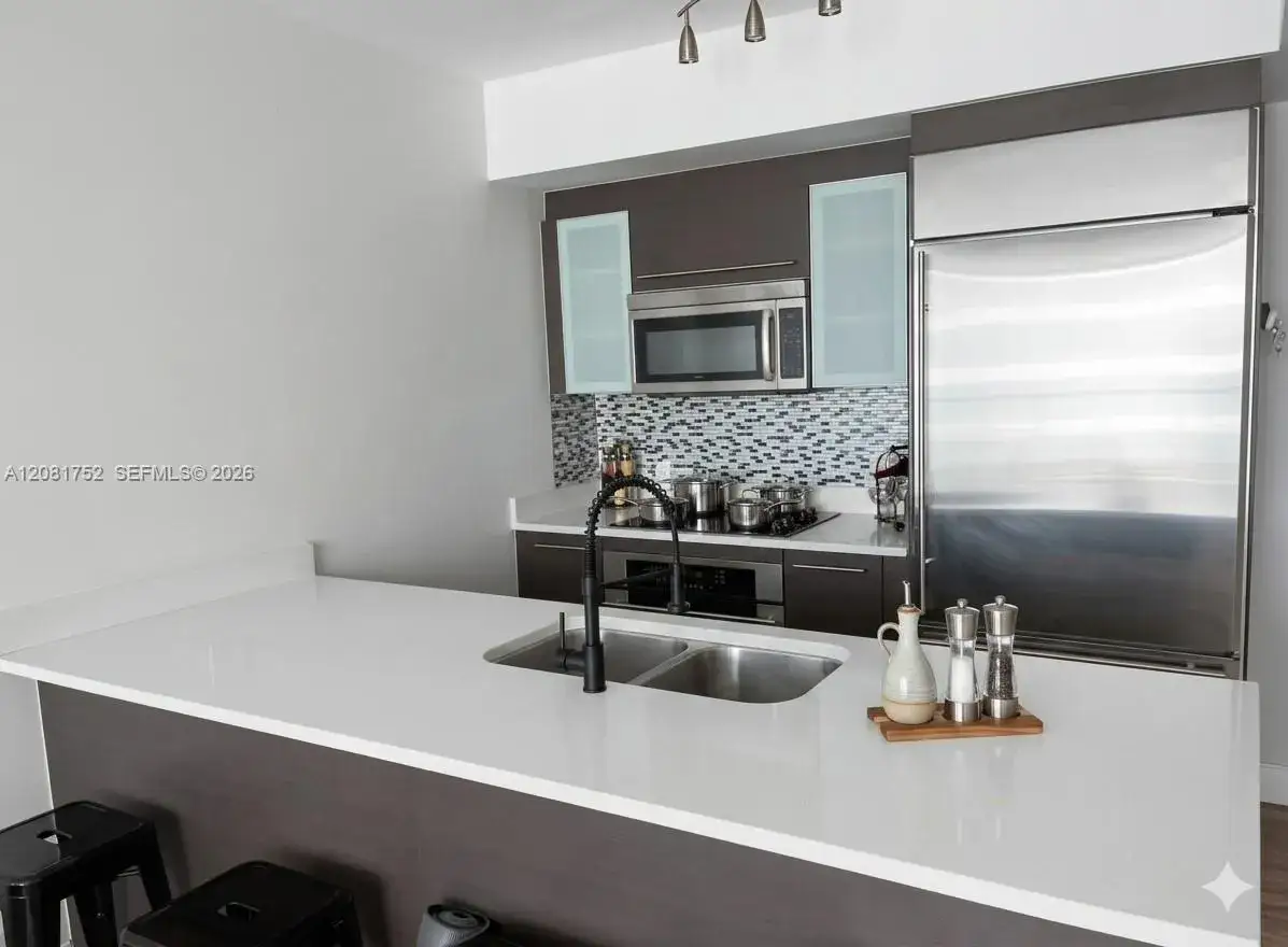1 bedroom 1 bath Residential Lease for rent at 500 Brickell Ave # 1806, Miami FL 33131