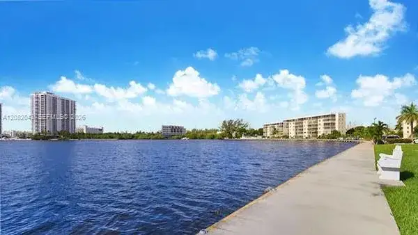 2861 Leonard Dr # F207, Aventura FL 33160