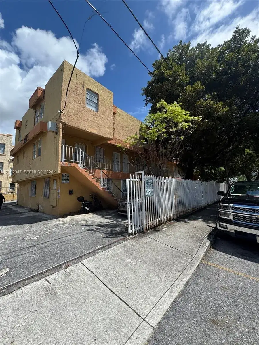 2 bedroom 1 bath Residential Lease for rent at 515 SW 3rd St # 3, Miami FL 33130