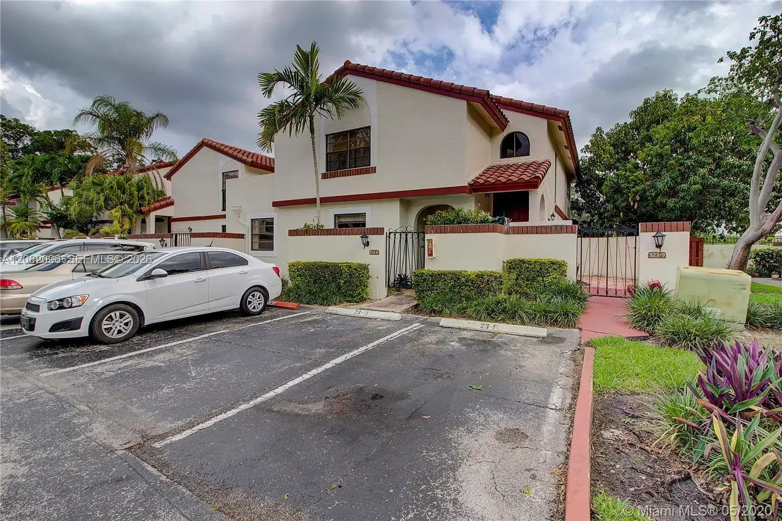 3 bedroom 2 bath Residential Lease for rent at 323 Ives Dairy Rd # 10, Miami FL 33179