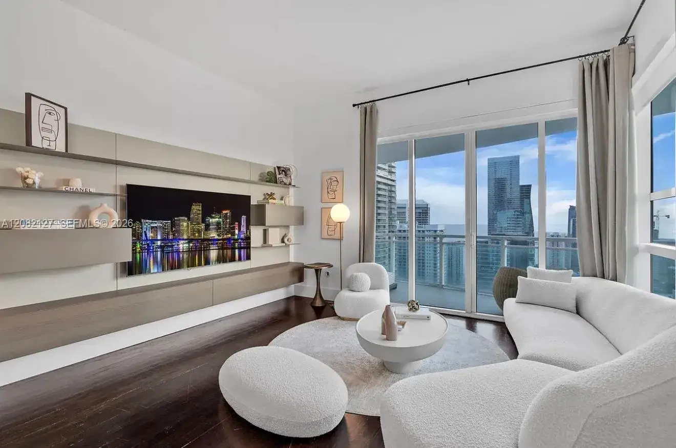 1 bedroom 2 bath Residential Lease for rent at 951 Brickell Ave # 4111, Miami FL 33131