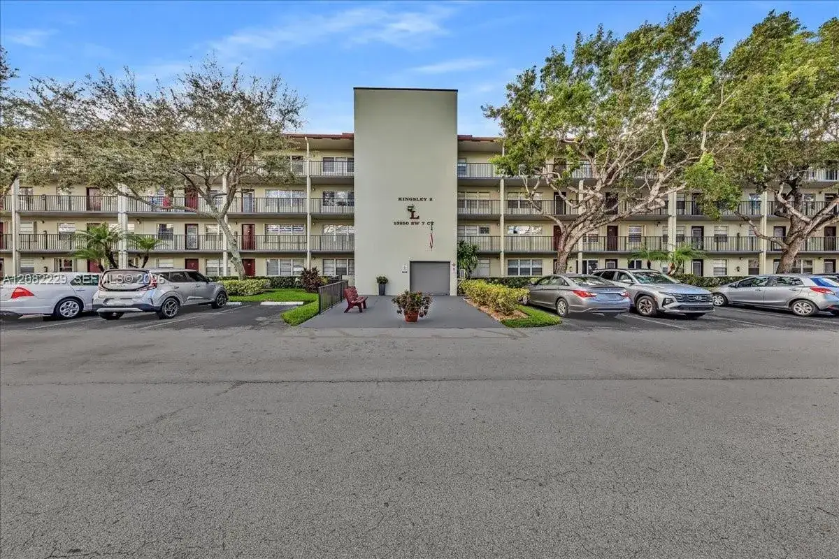 1 bedroom 1 bath Residential for sale at 13250 SW 7th Ct # 210L, Pembroke Pines FL 33027