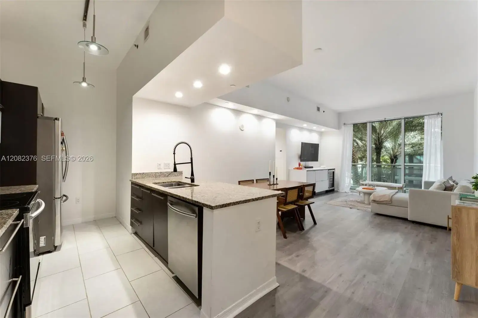 1 bedroom 1 bath Residential Lease for rent at 951 Brickell Ave # 201, Miami FL 33131