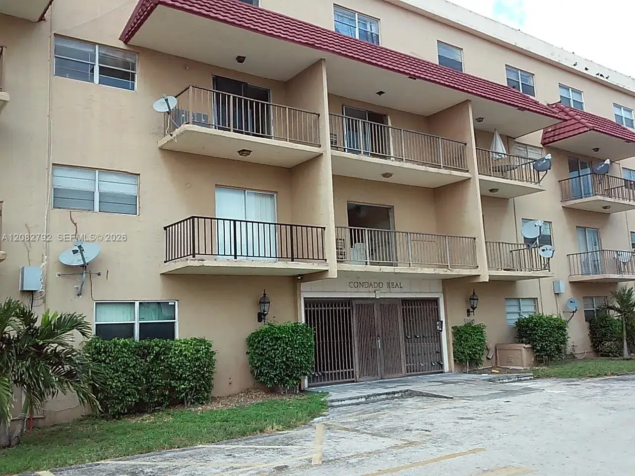 2 bedroom 1 bath Residential Lease for rent at 5100 SW 41st St # 202, Hollywood FL 33023