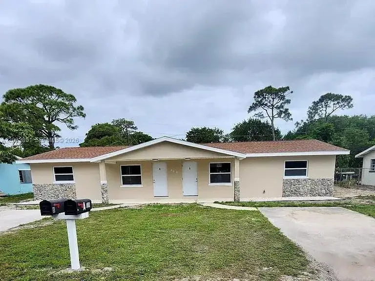 2 bedroom 2 bath Residential for sale at 806 N Lake Dr, Fort Pierce FL 34982
