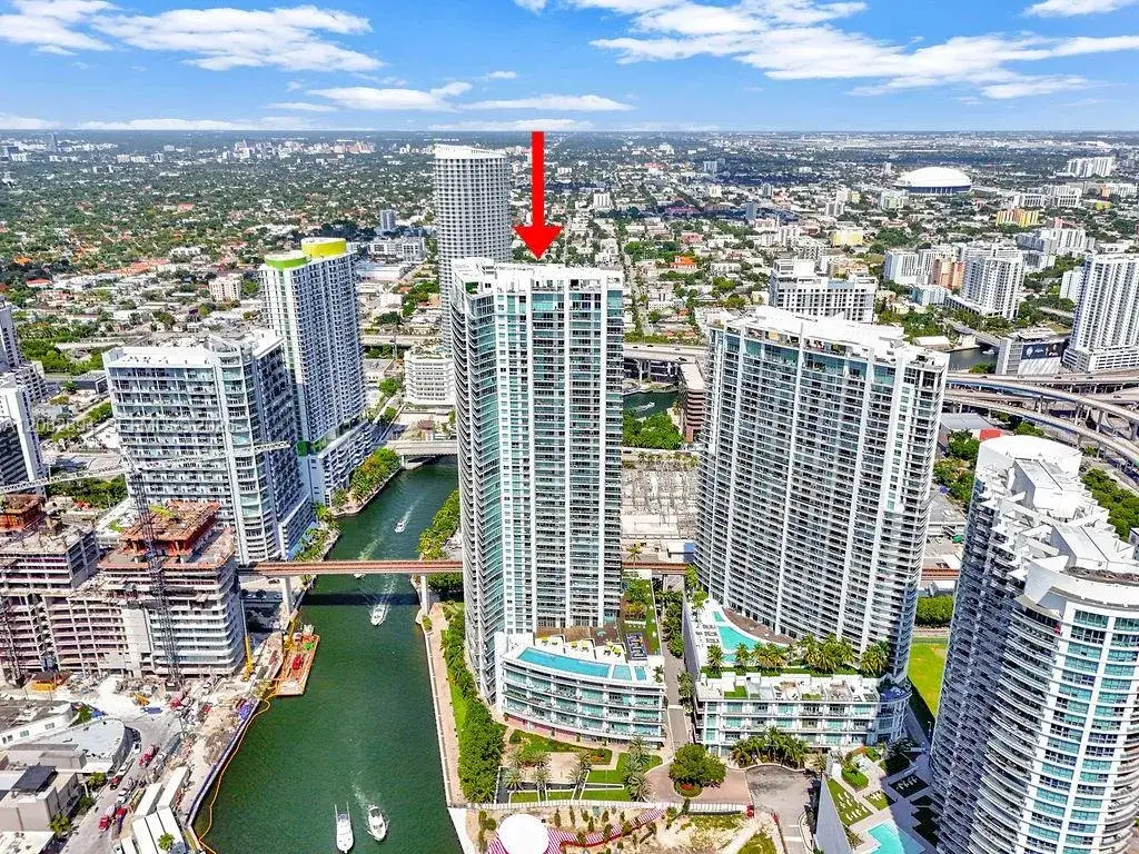 2 bedroom 2 bath Residential Lease for rent at 92 SW 3rd St # 4806, Miami FL 33130