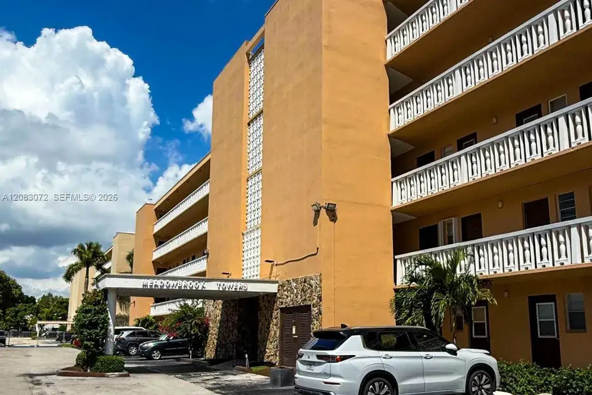 1 bedroom 1 bath Residential for sale at 301 NE 14th Ave # 504, Hallandale Beach FL 33009