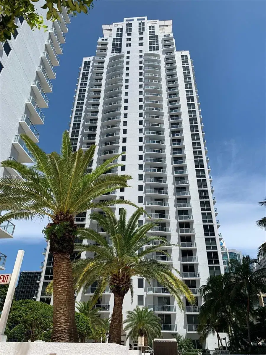 1 bedroom 1 bath Residential Lease for rent at 1060 Brickell Ave # 1713, Miami FL 33131