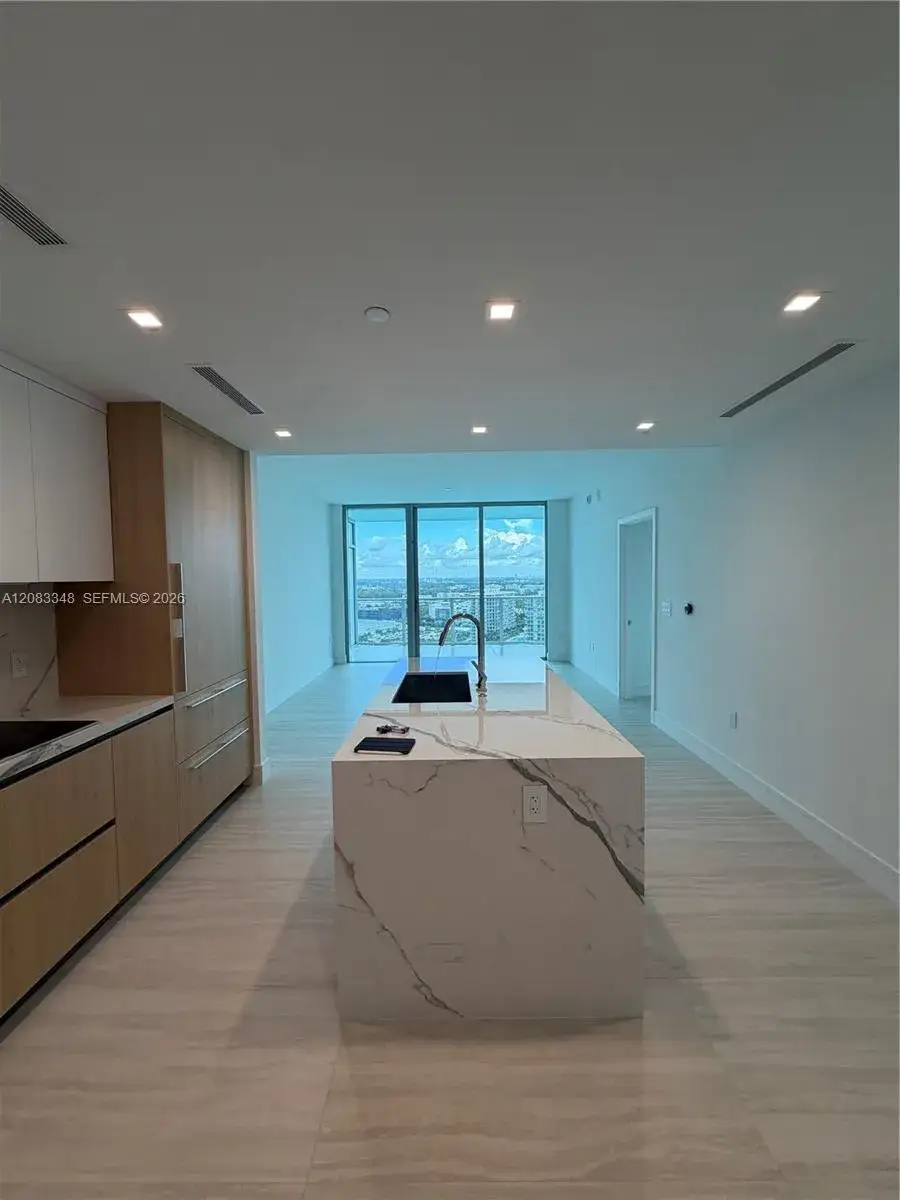 1 bedroom 1 bath Residential Lease for rent at 2411 Laguna Cir # 2307, North Miami FL 33181