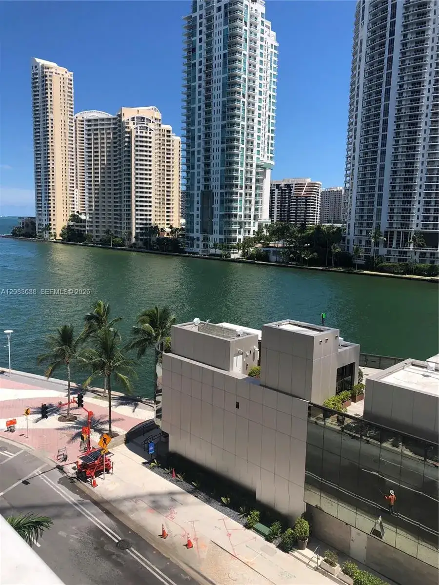 1 bedroom 1 bath Residential Lease for rent at 300 S Biscayne Blvd # 608, Miami FL 33131