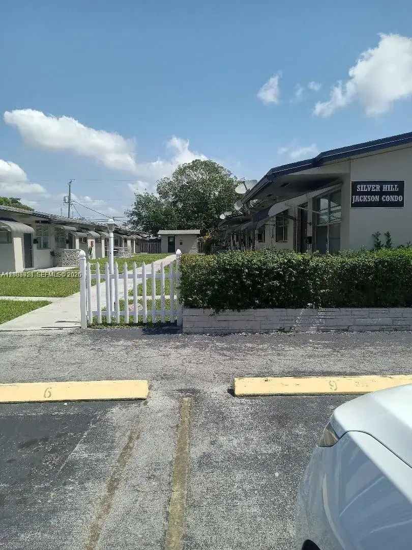 1 bedroom 1 bath Residential for sale at 2901 Jackson St # 3, Hollywood FL 33020