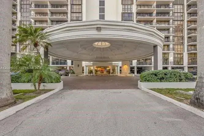 2 bedroom 2 bath Residential for sale at 1450 Brickell Bay Dr # 511, Miami FL 33131