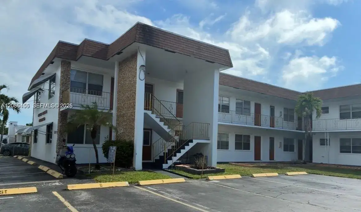 1 bedroom 1 bath Residential for sale at 1007 N 19th Ave # 19, Hollywood FL 33020