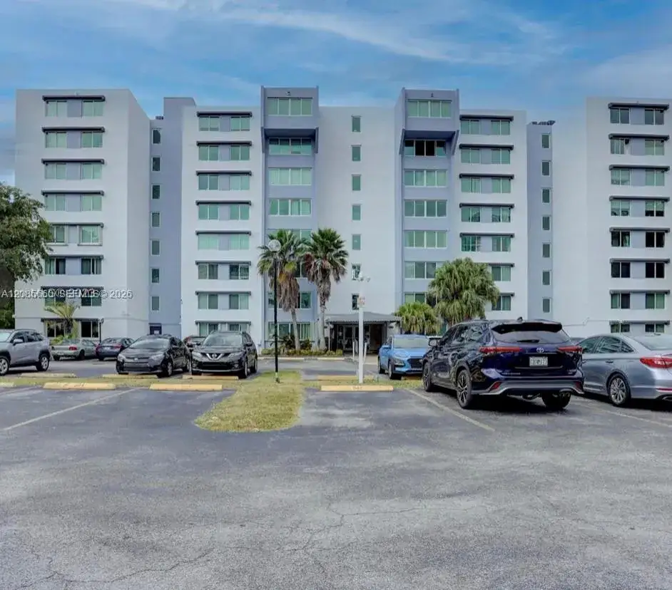 1 bedroom 1 bath Residential Lease for rent at 9125 SW 77th Ave # 504, Miami FL 33156