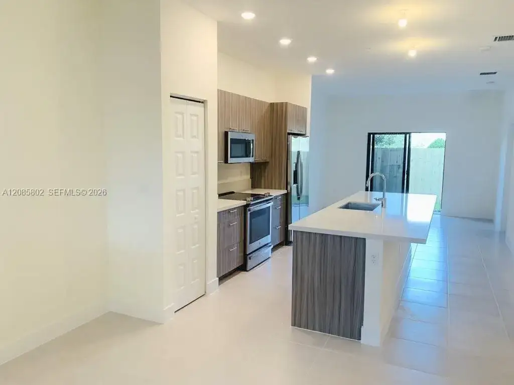 2 bedroom 2 bath Residential Lease for rent at 8151 NW 104th Ave # 4, Doral FL 33178