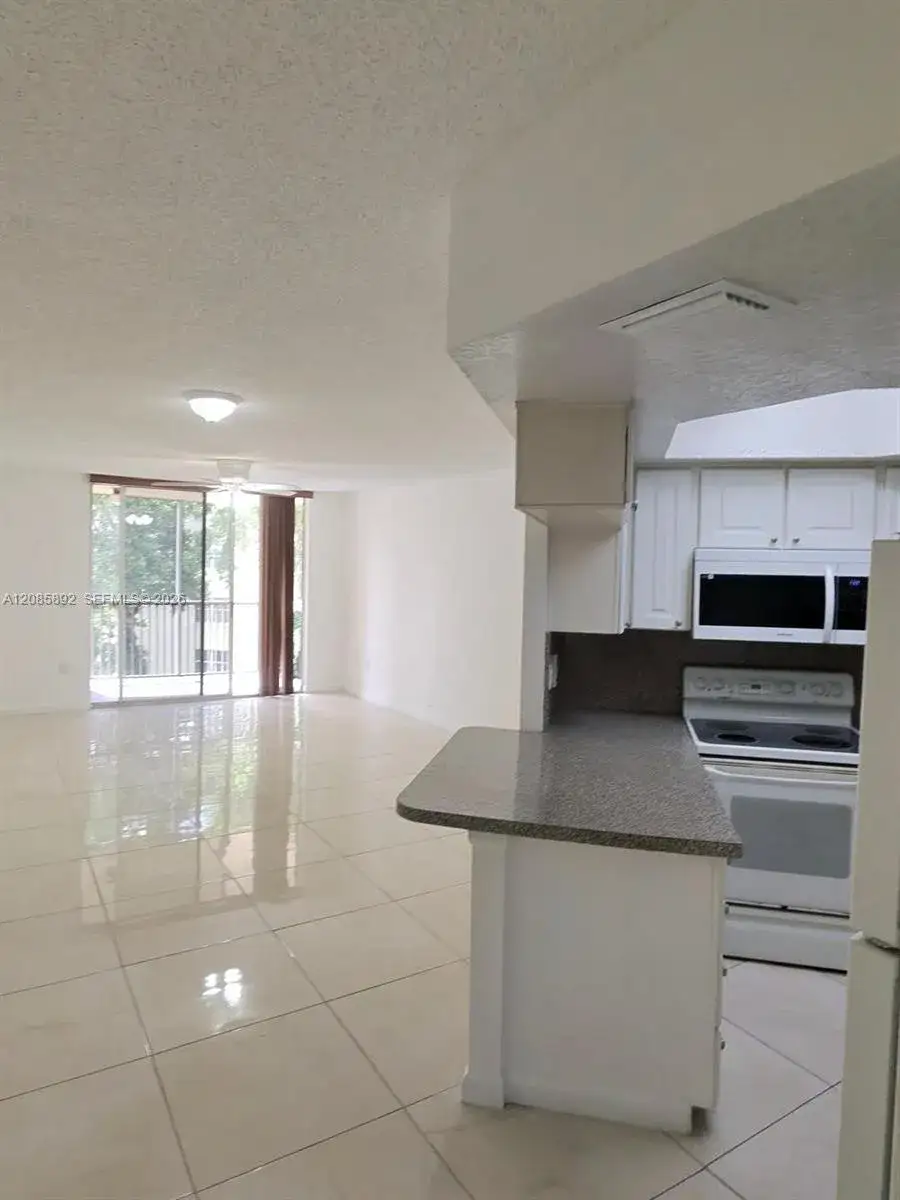 1 bedroom 1 bath Residential Lease for rent at 8245 Lake Dr # 404, Doral FL 33166