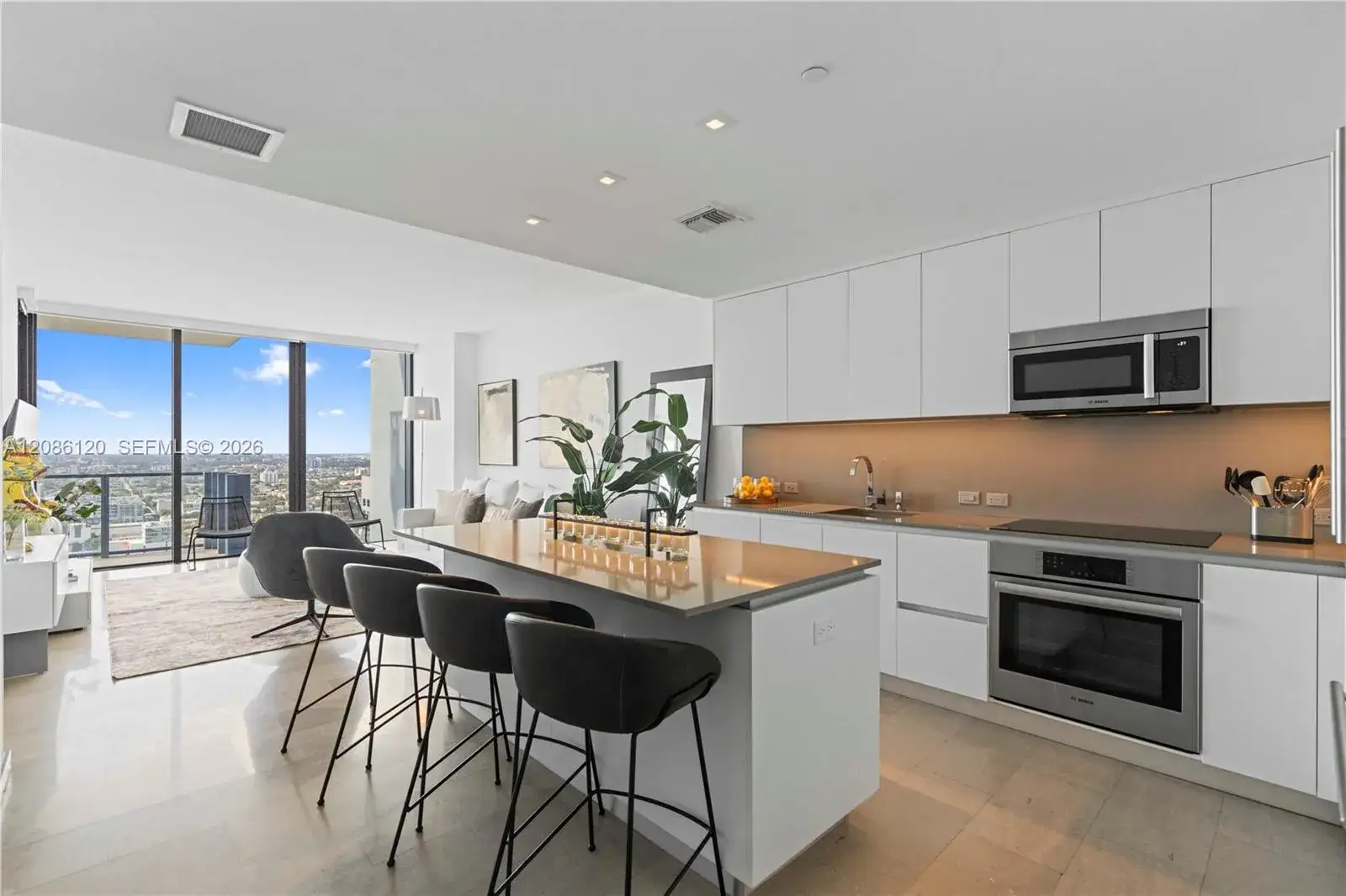 1 bedroom 1 bath Residential Lease for rent at 88 SW 7th St # 2906, Miami FL 33130