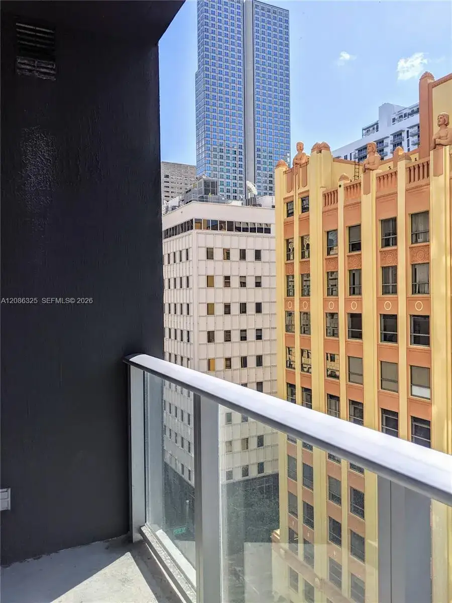 1 bath Residential Lease for rent at 151 SE 1st # 1007, Miami FL 33131