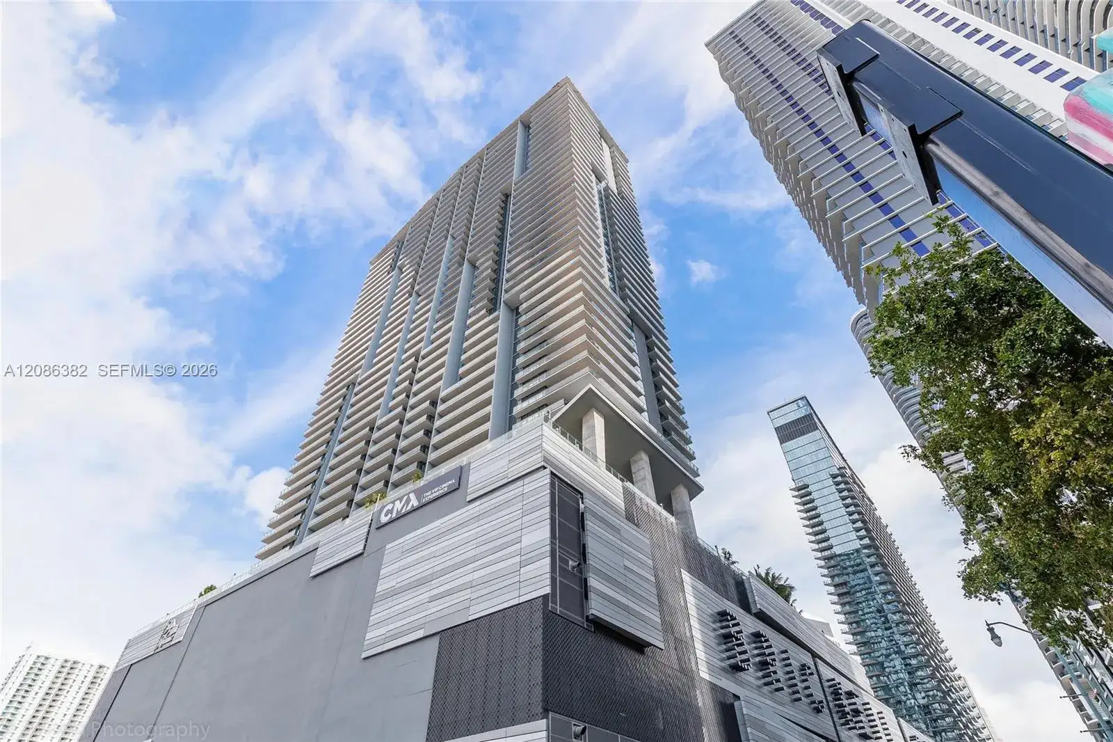 2 bedroom 2 bath Residential Lease for rent at 88 SW 7th St # 2401, Miami FL 33130