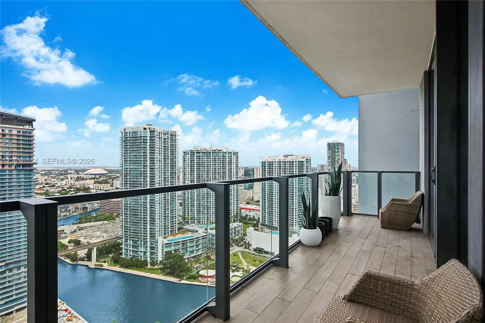 1 bedroom 1 bath Residential Lease for rent at 68 SE 6th St # 3306, Miami FL 33131