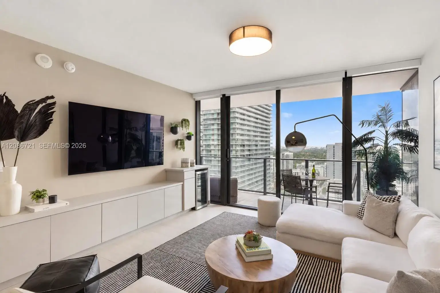 1 bedroom 1 bath Residential for sale at 1000 Brickell Plaza # 2704, Miami FL 33131