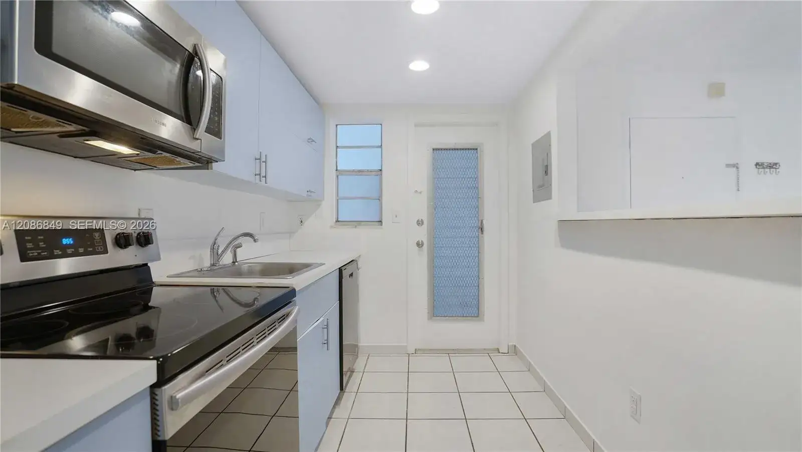 1 bedroom 1 bath Residential Lease for rent at 1340 Lincoln Rd # 404, Miami Beach FL 33139