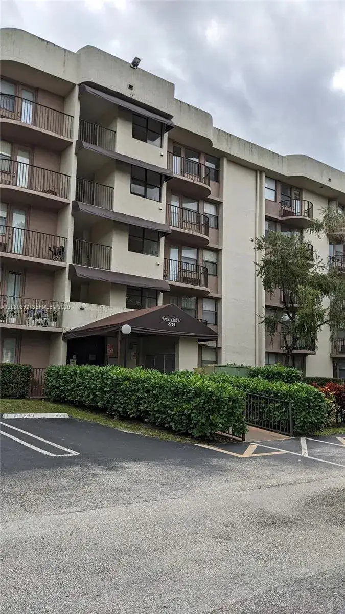 1 bedroom 1 bath Residential for sale at 2701 Riverside Dr # B, Coral Springs FL 33065