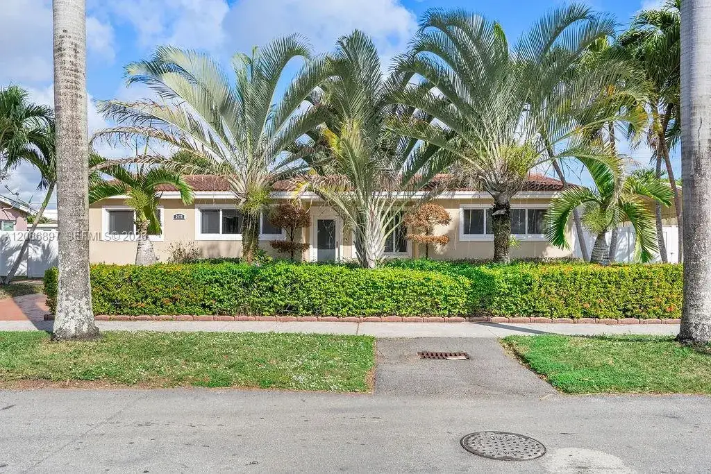 3 bedroom 2 bath Residential for sale at 2475 NE 214th St, Aventura FL 33180
