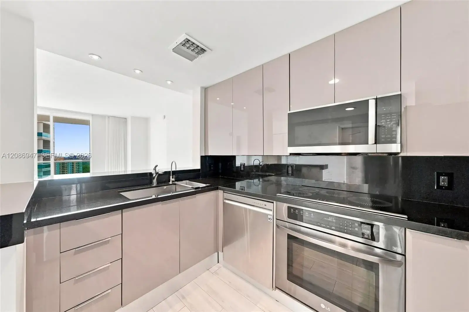 2 bedroom 2 bath Residential for sale at 2101 Brickell Ave # 3107, Miami FL 33129