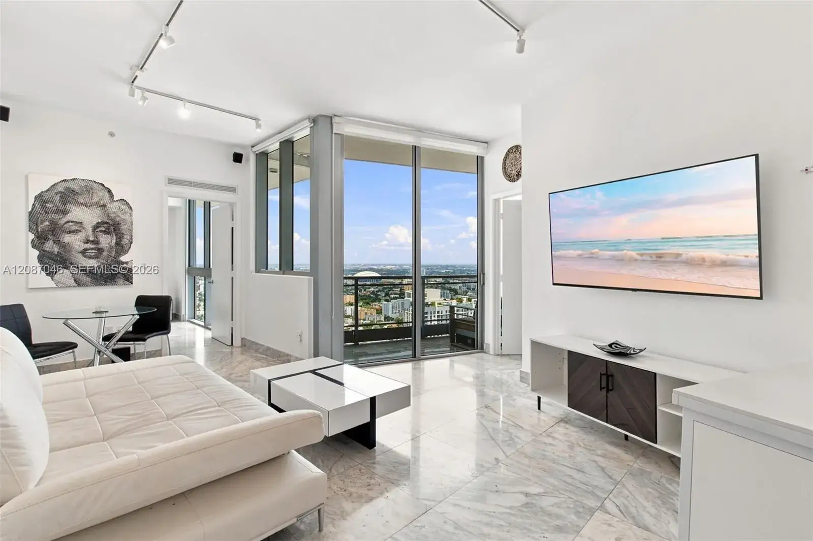 2 bedroom 2 bath Residential Lease for rent at 92 SW 3rd St # 5106, Miami FL 33130