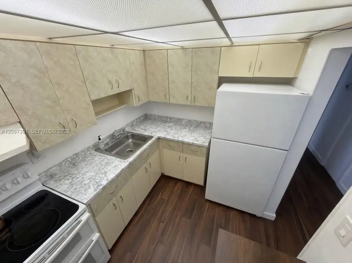 1 bedroom 1 bath Residential Lease for rent at 220 SW 9th Ave # 518, Hallandale Beach FL 33009