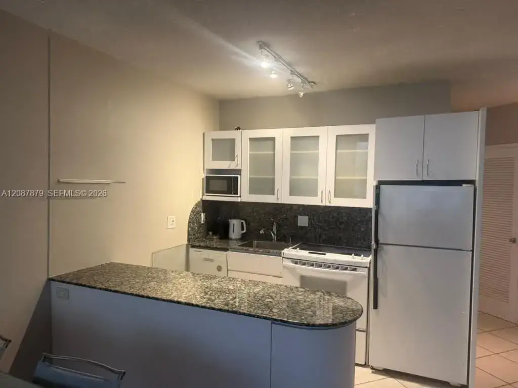 1 bedroom 1 bath Residential Lease for rent at 1936 S Ocean Dr # 4C, Hallandale Beach FL 33009