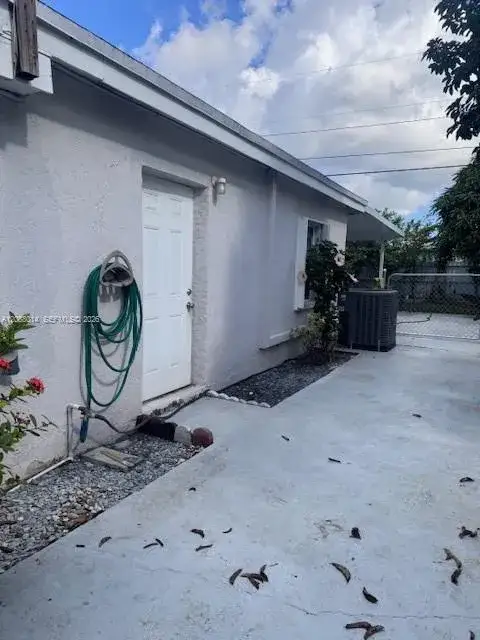 1 bedroom 1 bath Residential Lease for rent at 14661 Pierce St # 0, Miami FL 33176