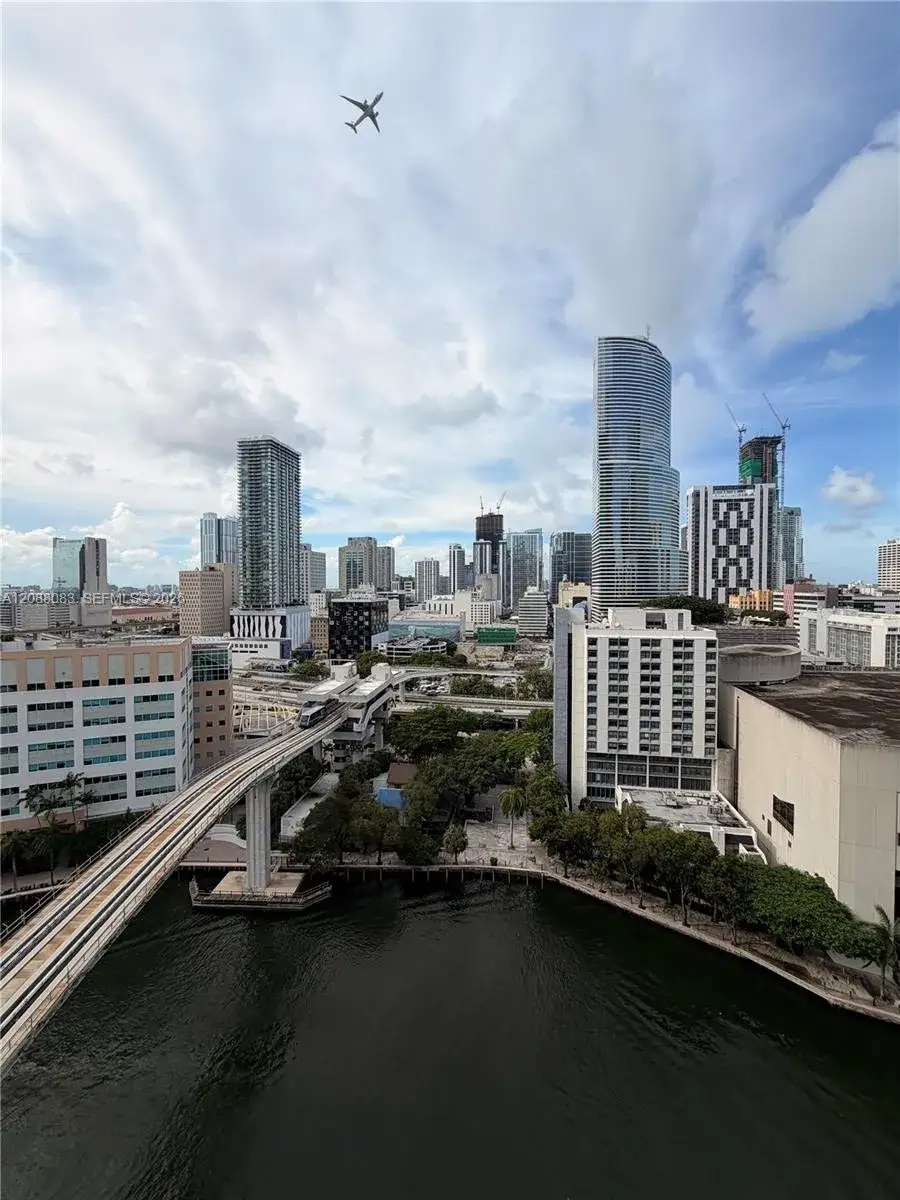 2 bedroom 2 bath Residential Lease for rent at 31 SE 5th St # 2001, Miami FL 33131
