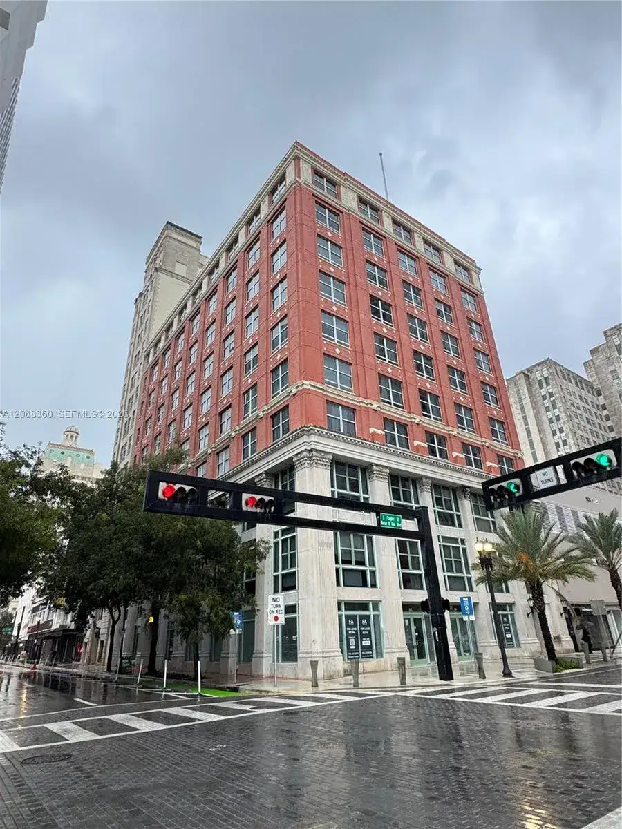 2 bedroom 1 bath Residential Lease for rent at 111 E Flagler St # 304, Miami FL 33131