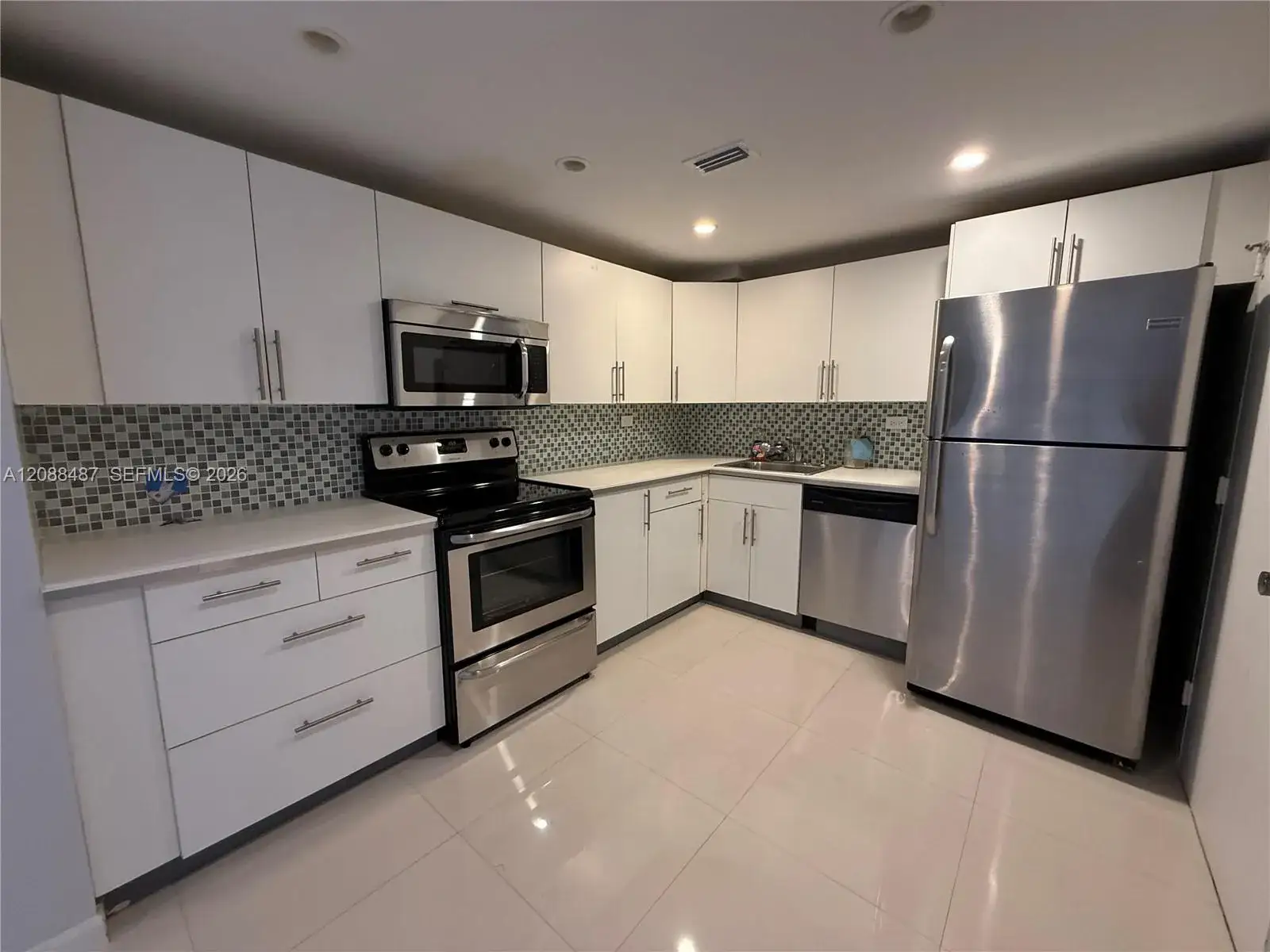 2 bedroom 2 bath Residential Lease for rent at 5555 Collins Ave # 12Z, Miami Beach FL 33140