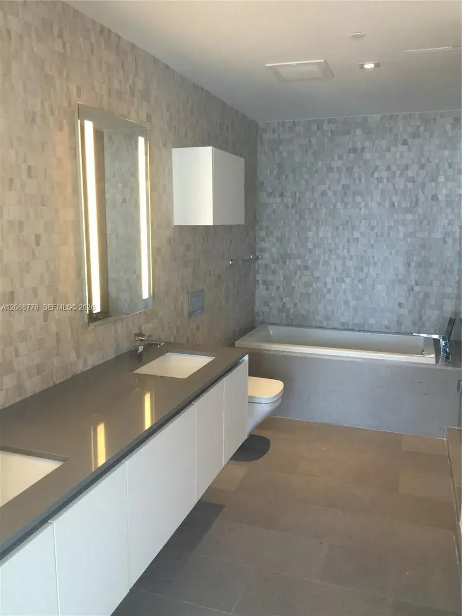 1 bedroom 1 bath Residential Lease for rent at 68 SE 6th St # 3405, Miami FL 33131
