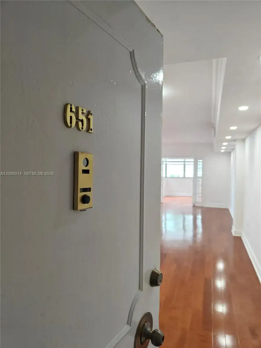 2 bedroom 2 bath Residential Lease for rent at 825 Brickell Bay Dr # 651, Miami FL 33131