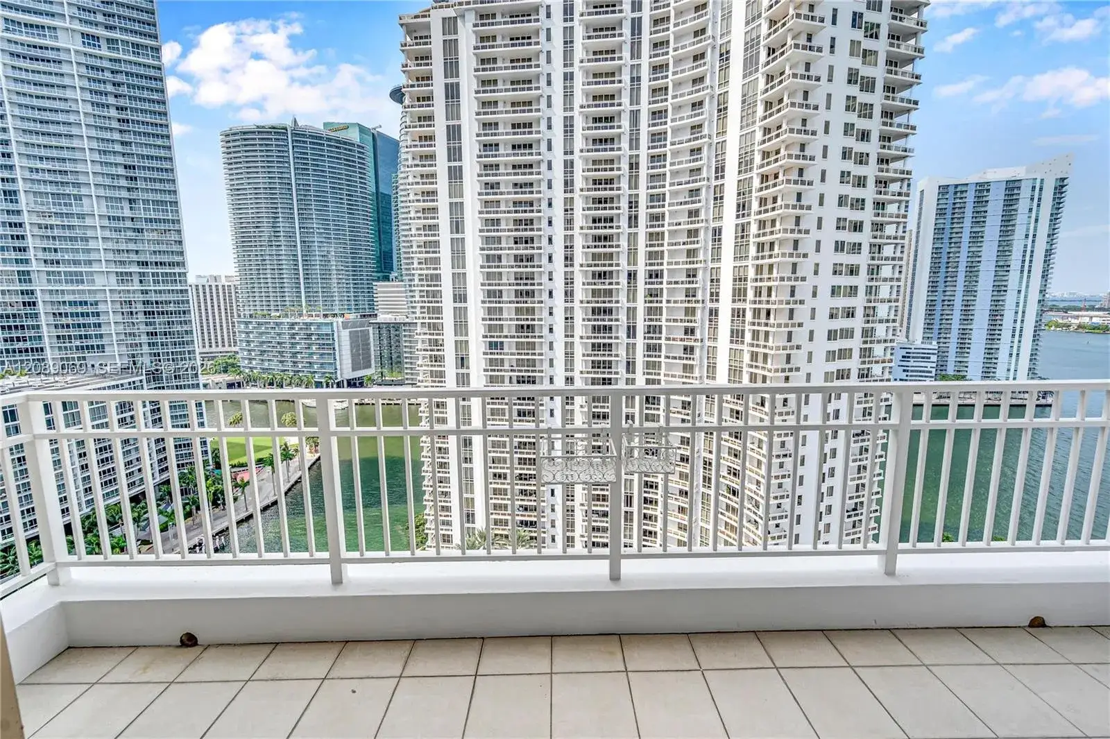 1 bedroom 1 bath Residential Lease for rent at 801 Brickell Key Blvd # 2208, Miami FL 33131