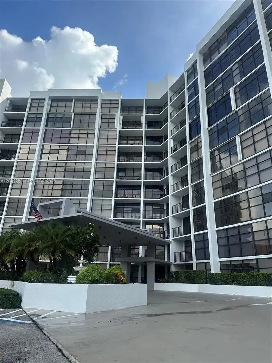 1 bedroom 1 bath Residential for sale at 600 Parkview Dr # 627, Hallandale Beach FL 33009