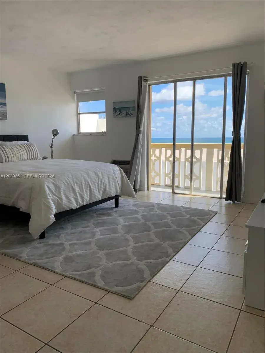 1 bedroom 1 bath Residential Lease for rent at 3100 Collins Ave # 1002, Miami Beach FL 33140