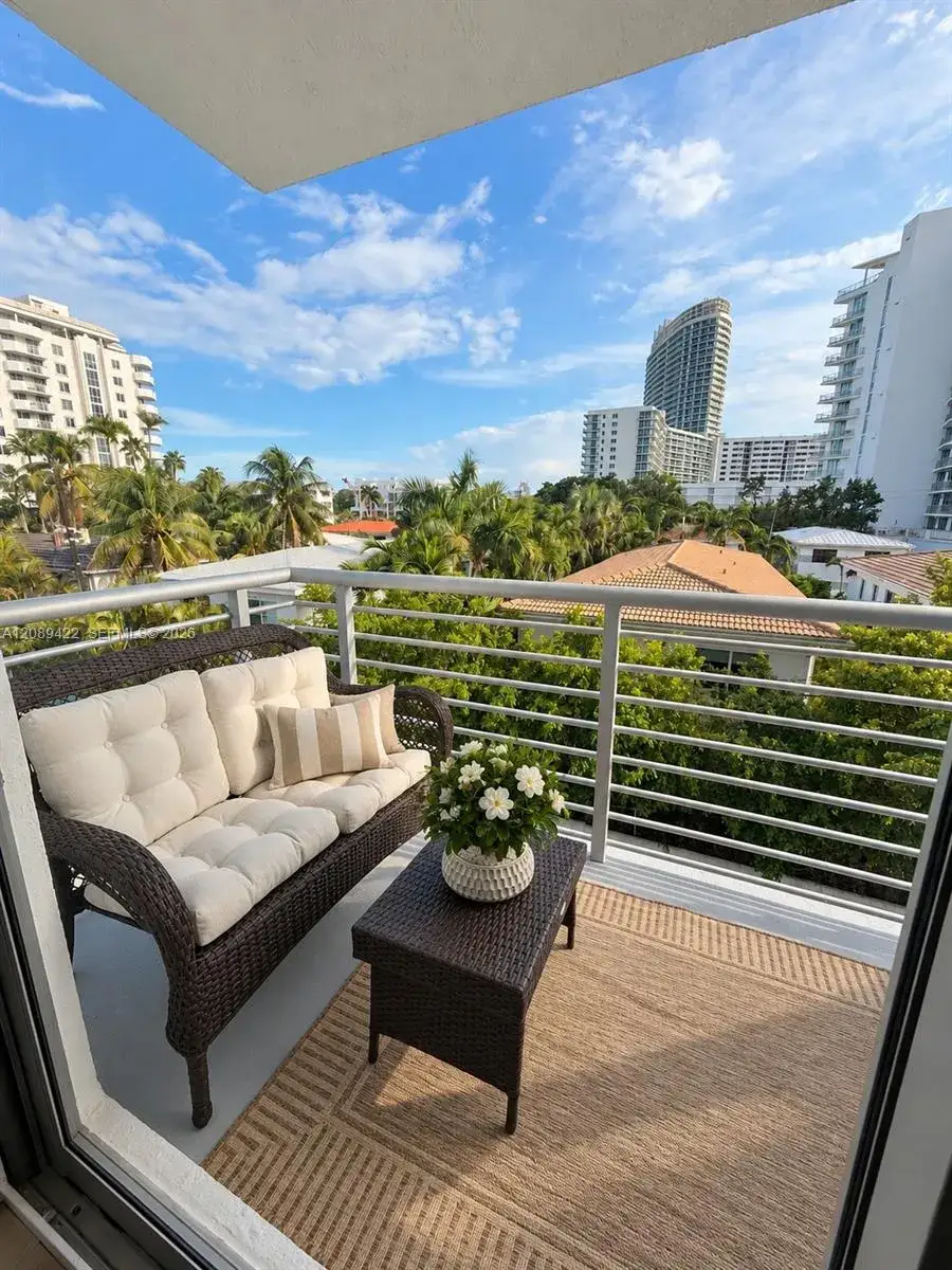 2 bedroom 2 bath Residential for sale at 1450 Lincoln Rd # 406, Miami Beach FL 33139