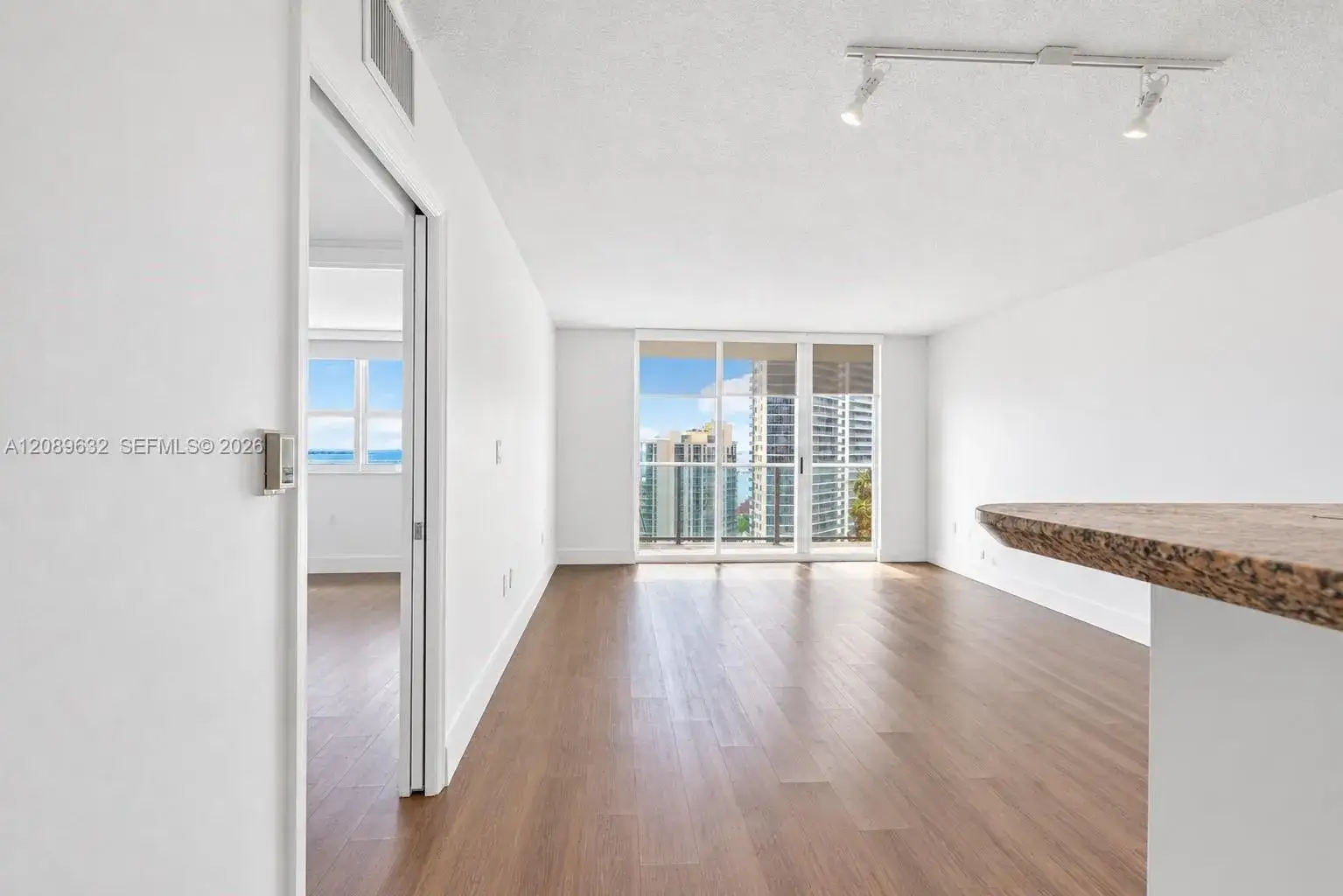 1 bedroom 1 bath Residential Lease for rent at 1155 Brickell Bay Dr # 2905, Miami FL 33131