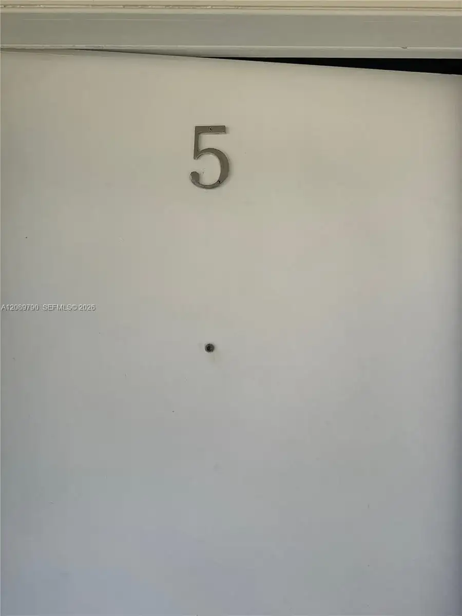 2 bedroom 1 bath Residential Lease for rent at 1018 NW 2nd St # 5, Miami FL 33128
