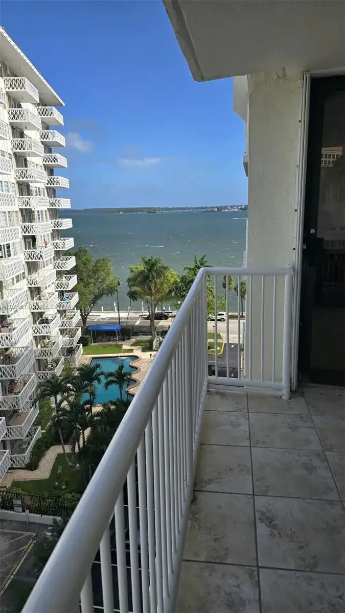 1 bedroom 1 bath Residential Lease for rent at 1440 Brickell Bay Dr # 909, Miami FL 33131