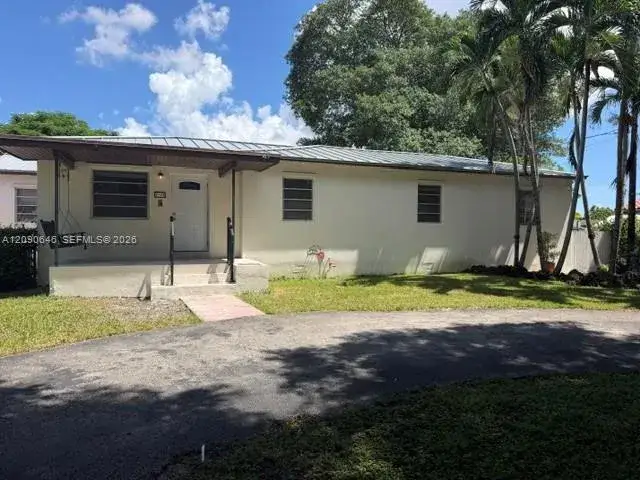 3 bedroom 1 bath Residential Lease for rent at 2725 SW 82 Avenue # B, Miami FL 33155