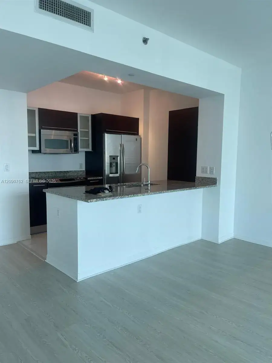 1 bedroom 1 bath Residential Lease for rent at 951 Brickell Ave # 2803, Miami FL 33131