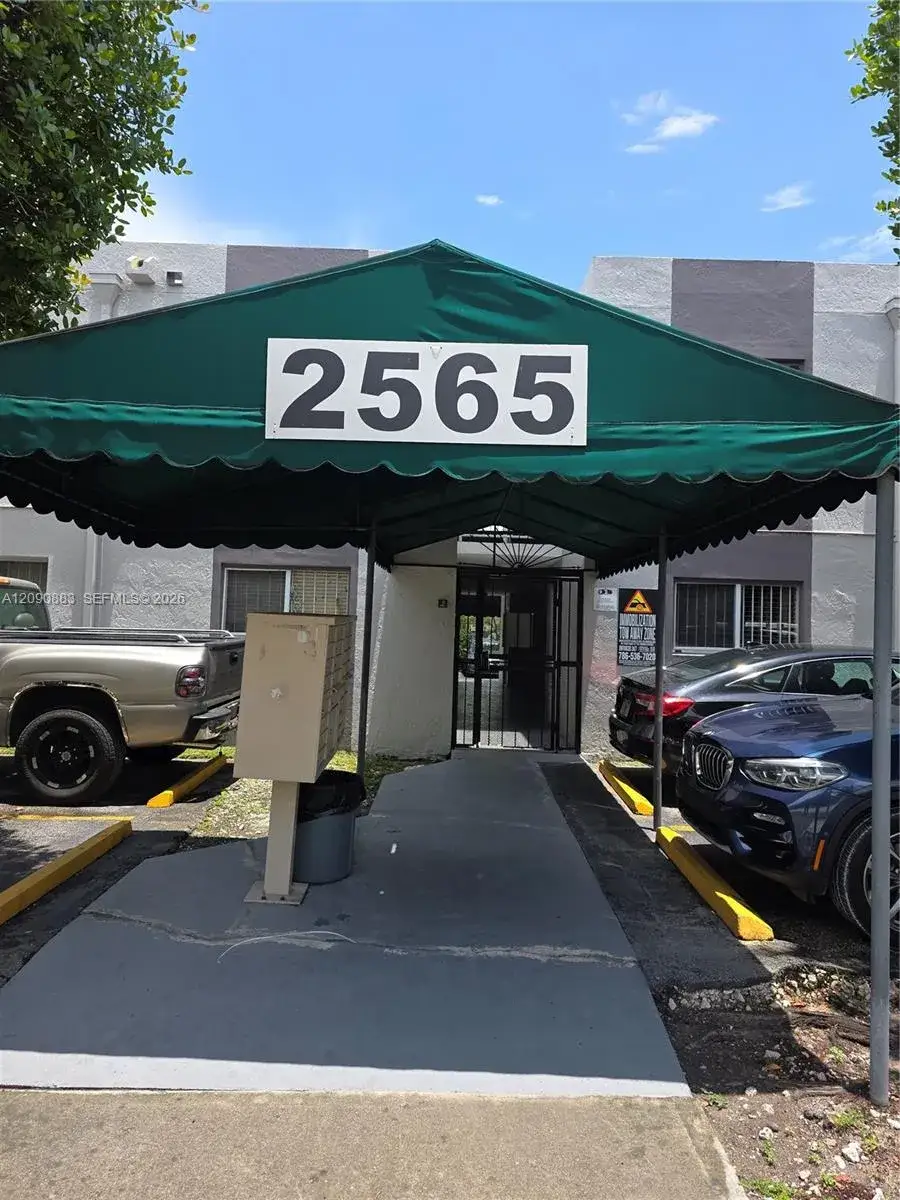 3 bedroom 2 bath Residential for sale at 2565 W 56th St # 206, Hialeah FL 33016
